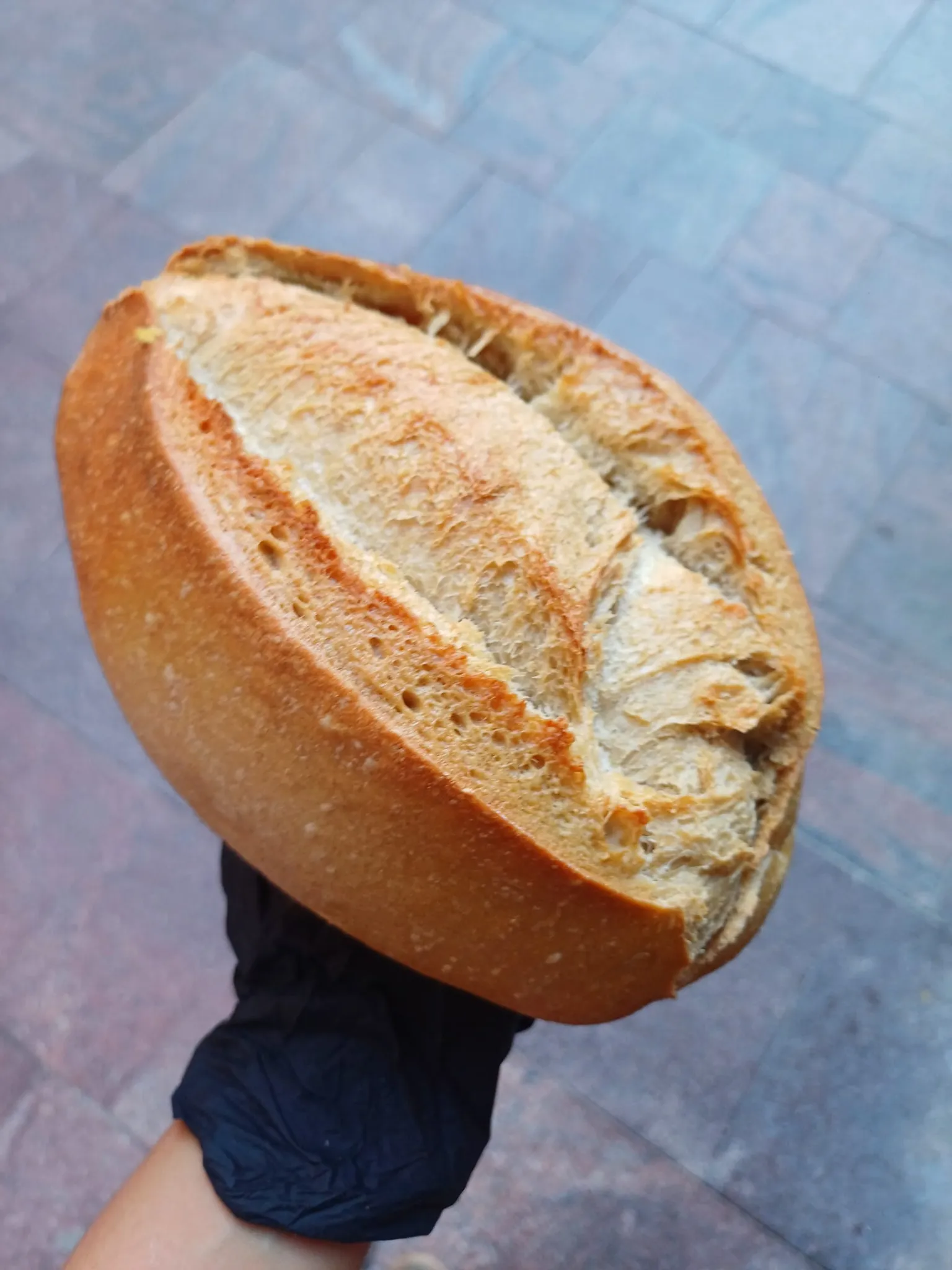 Une boule de pain dorée, tout juste sortie du four