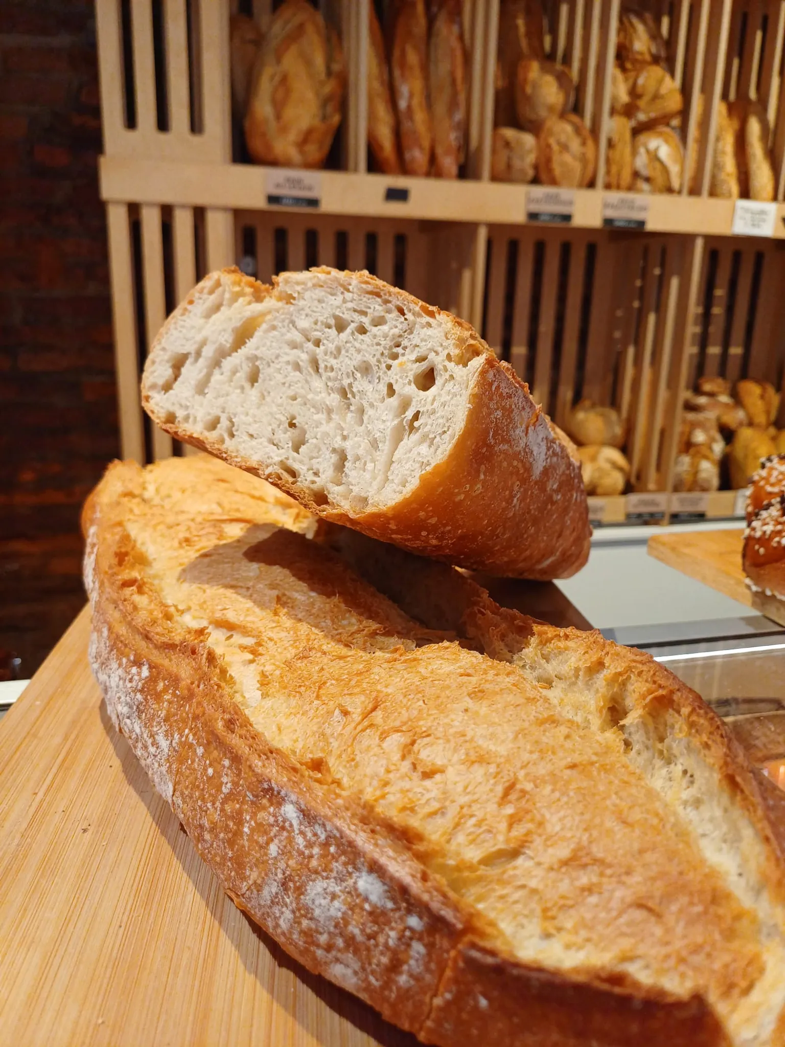 Boutique Saint-Michel, pain frais devant les étagères