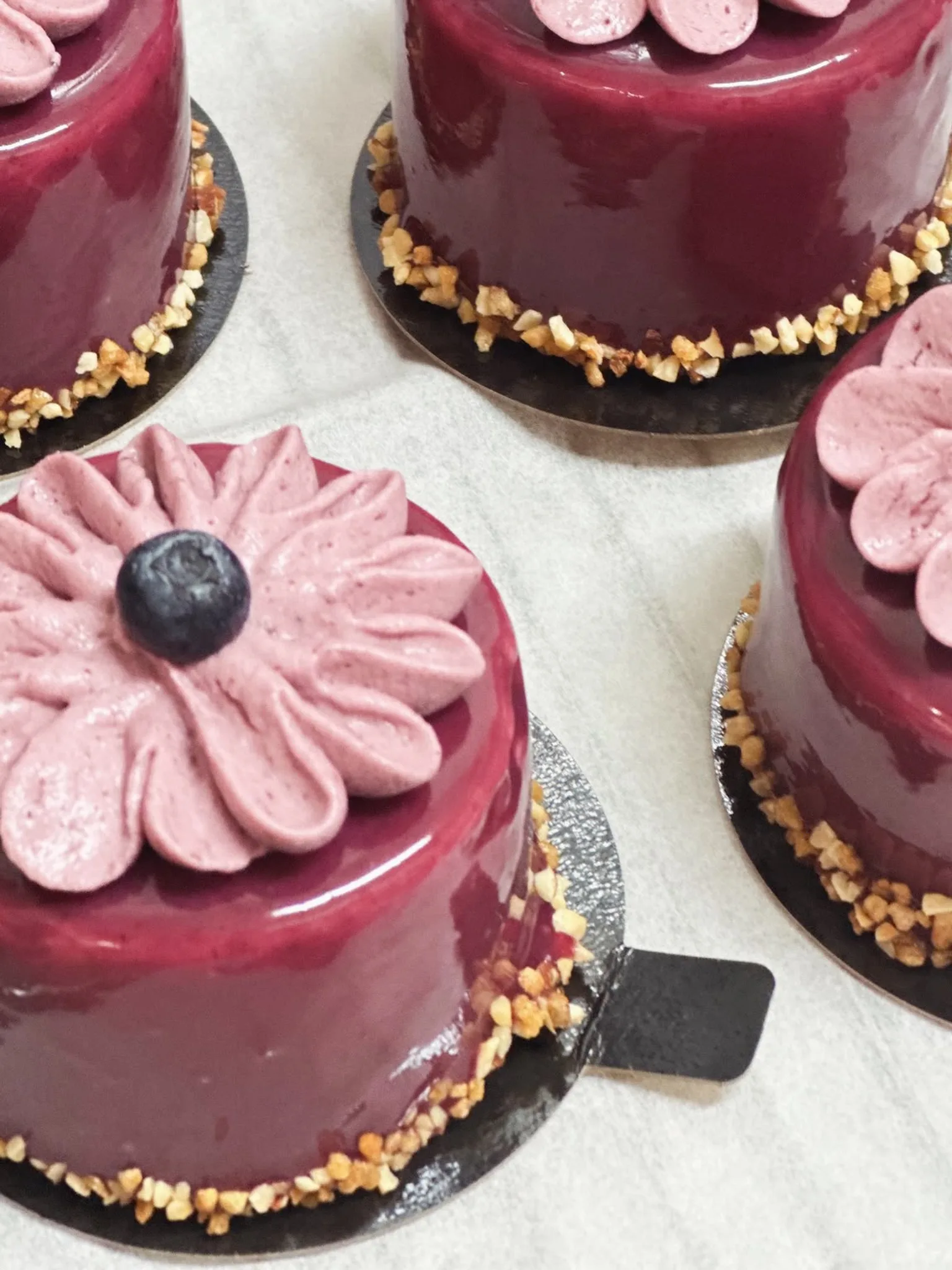 Entremets cassis à la fleur de mousse
