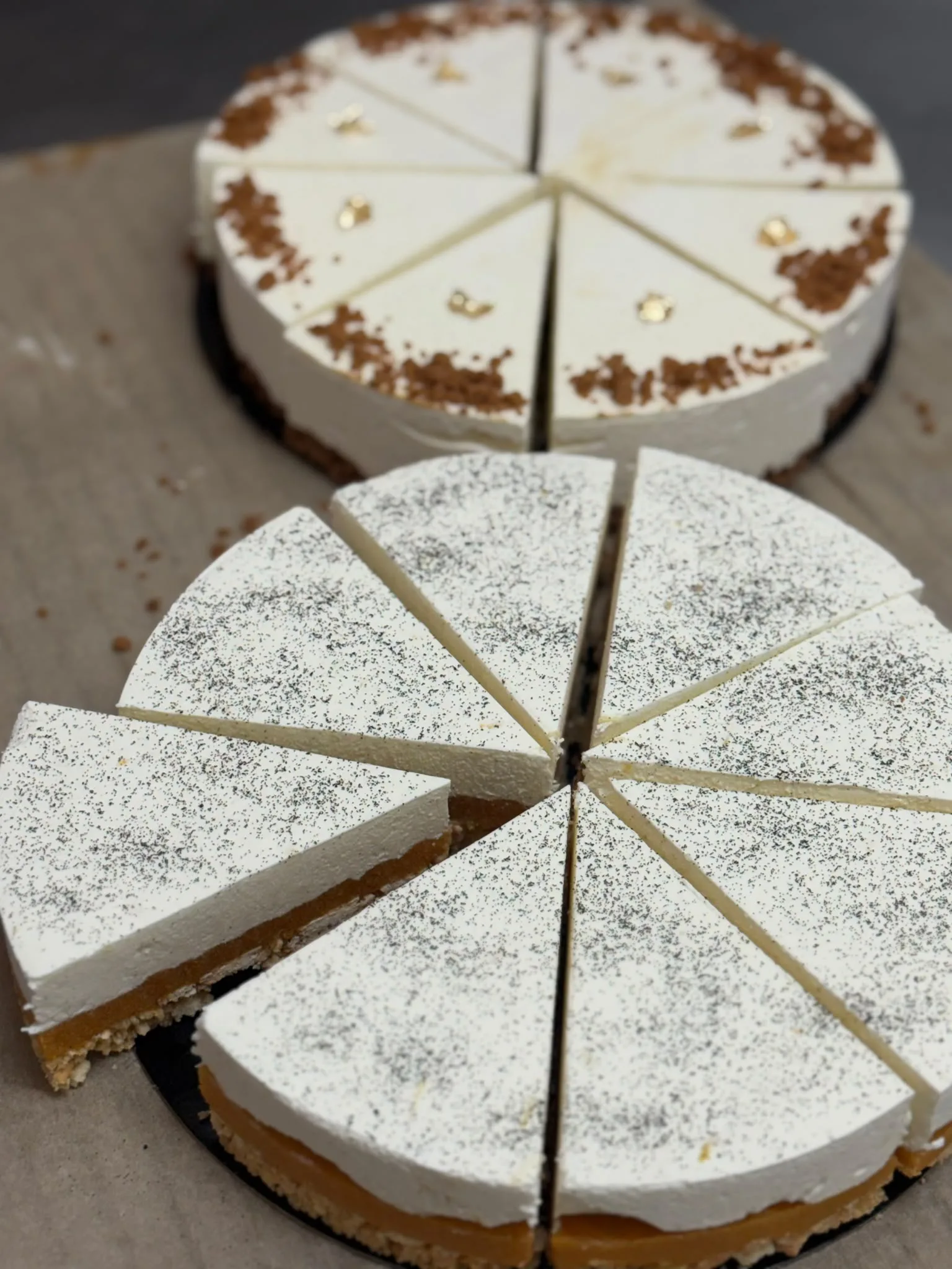 Cheesecakes vanille et vanille-spéculoos découpés en parts