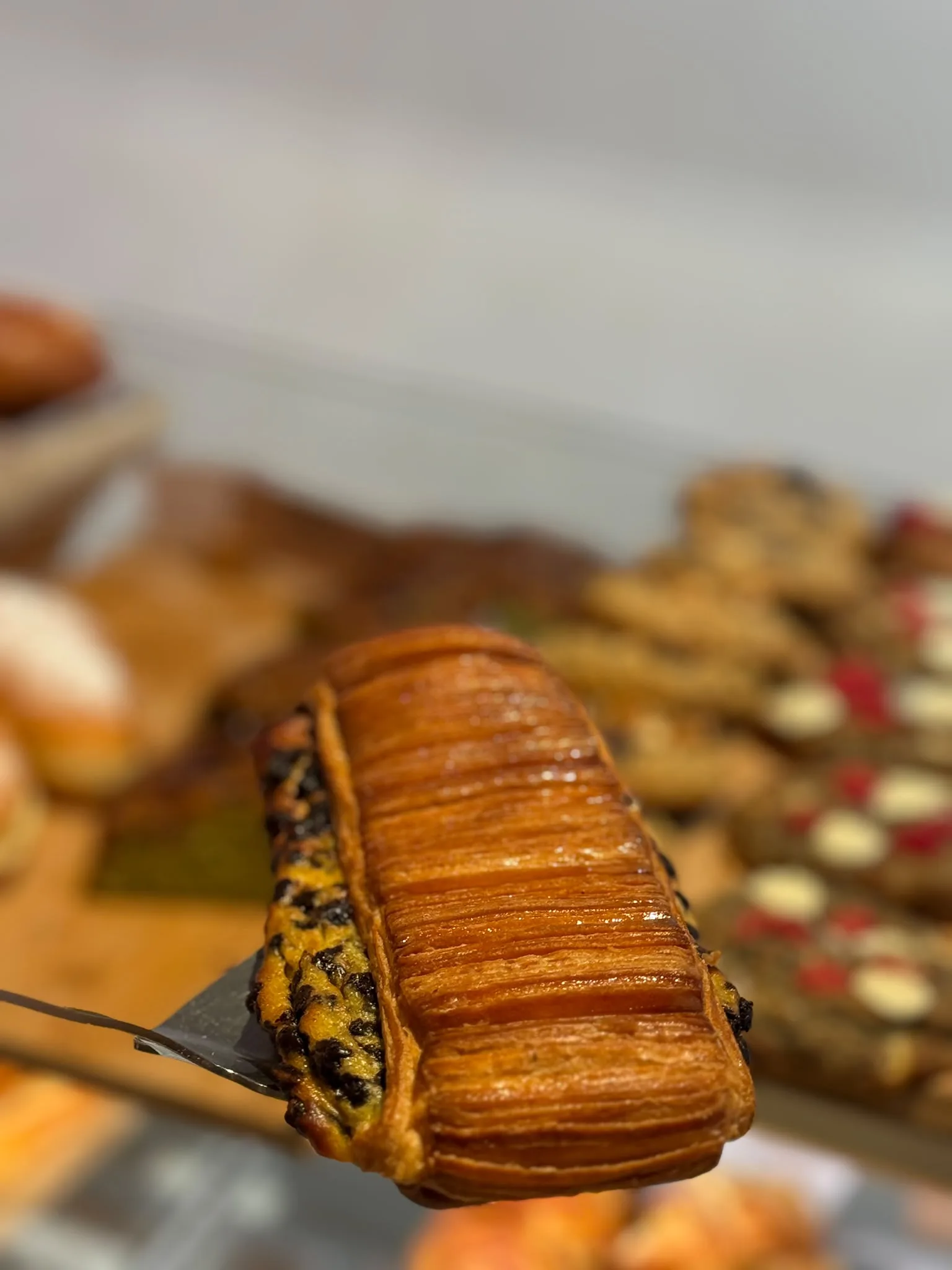Suisse à la crème pâtissière et aux pépites de chocolat