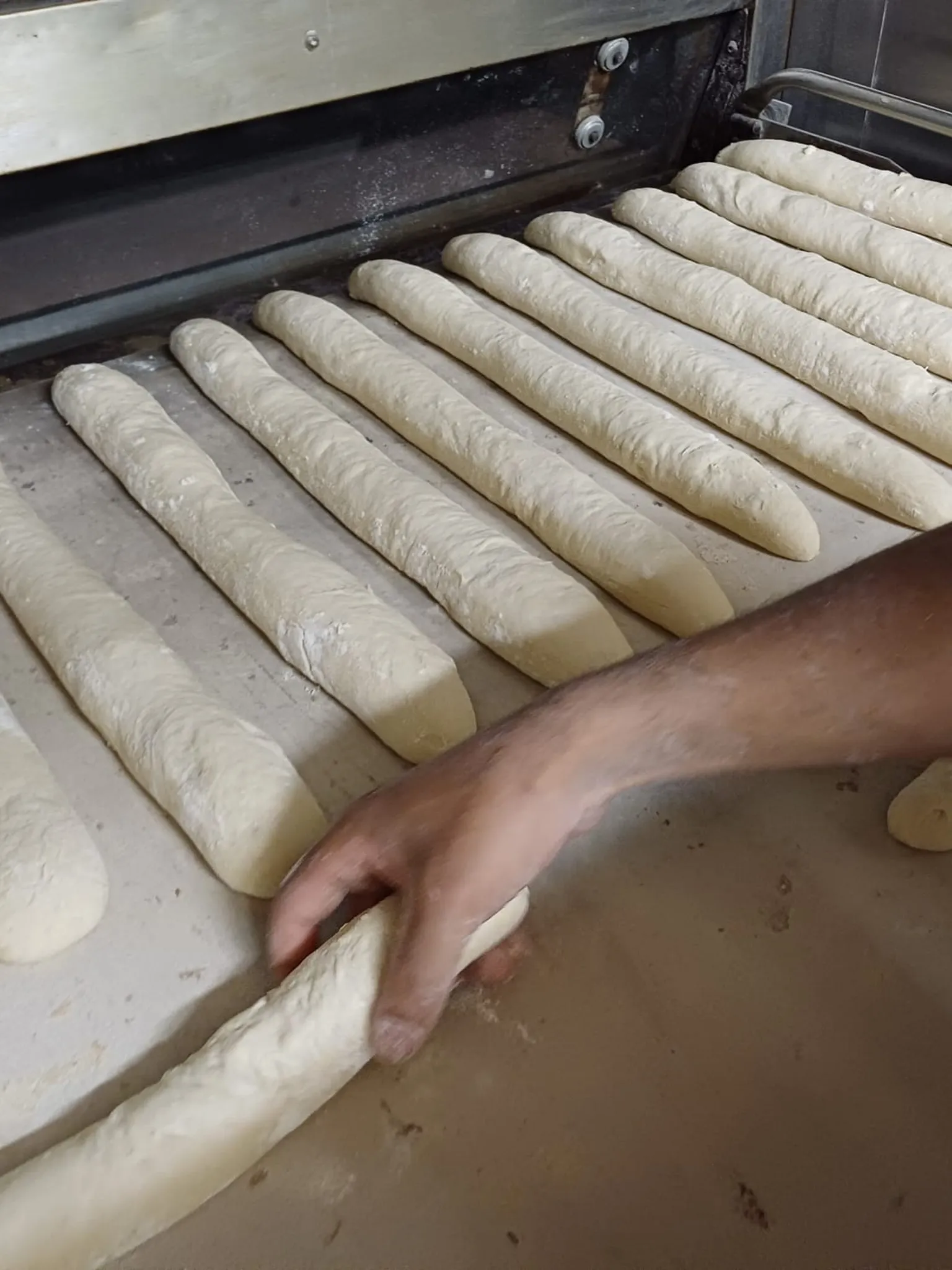 Façonnage des pâtons à la main
