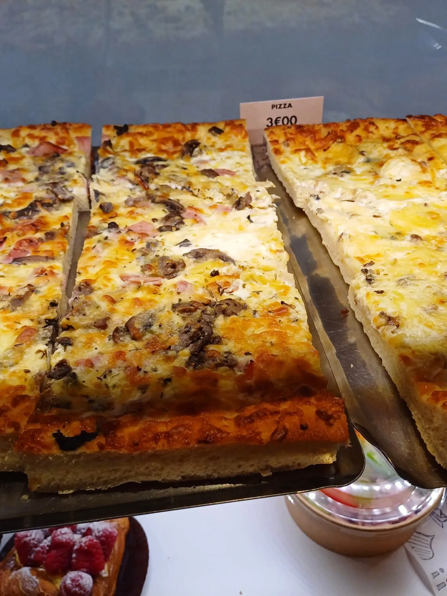 Pizza et focaccia à la part, préparées le matin