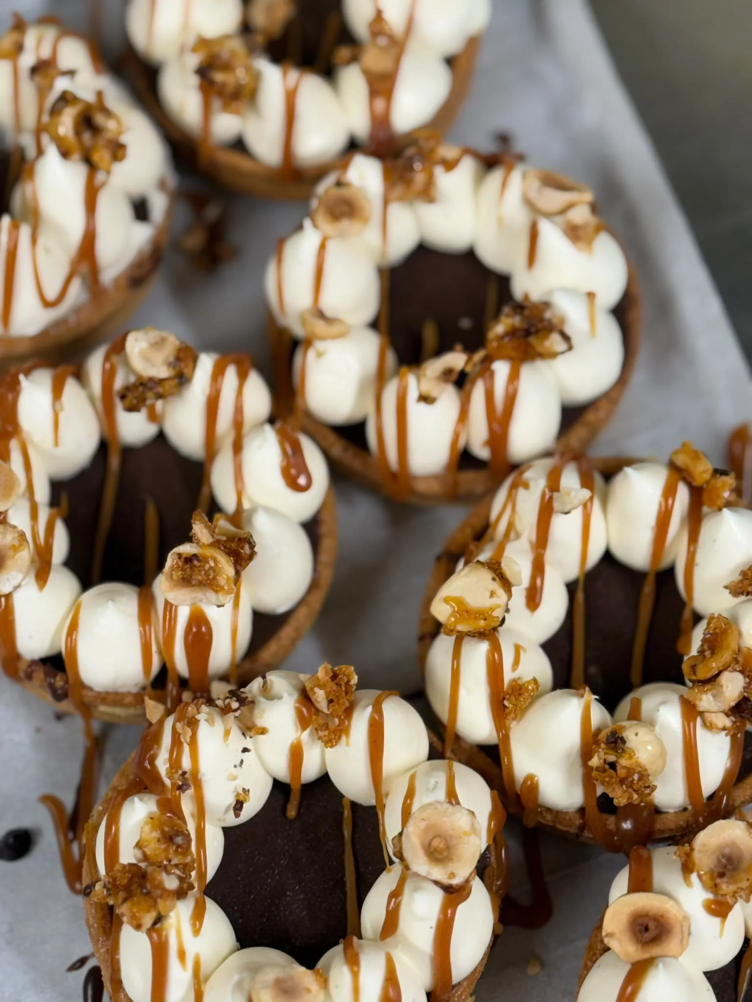 Tartelettes noisette caramel surmontées de crème montée